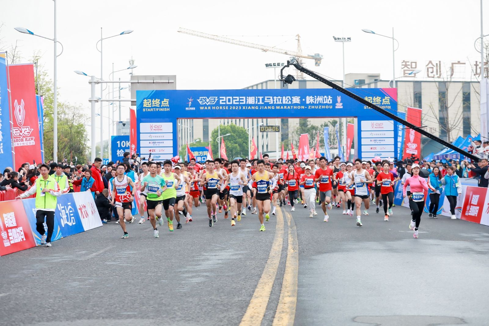 敢為人先·與湘江奔跑 ｜戰(zhàn)馬2023湘江馬拉松株洲站鳴槍起跑！